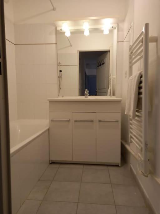 Appartement 8 Personnes En Face Des Remparts Climatise Avec Terrasse Et Parking Avignon Exterior photo